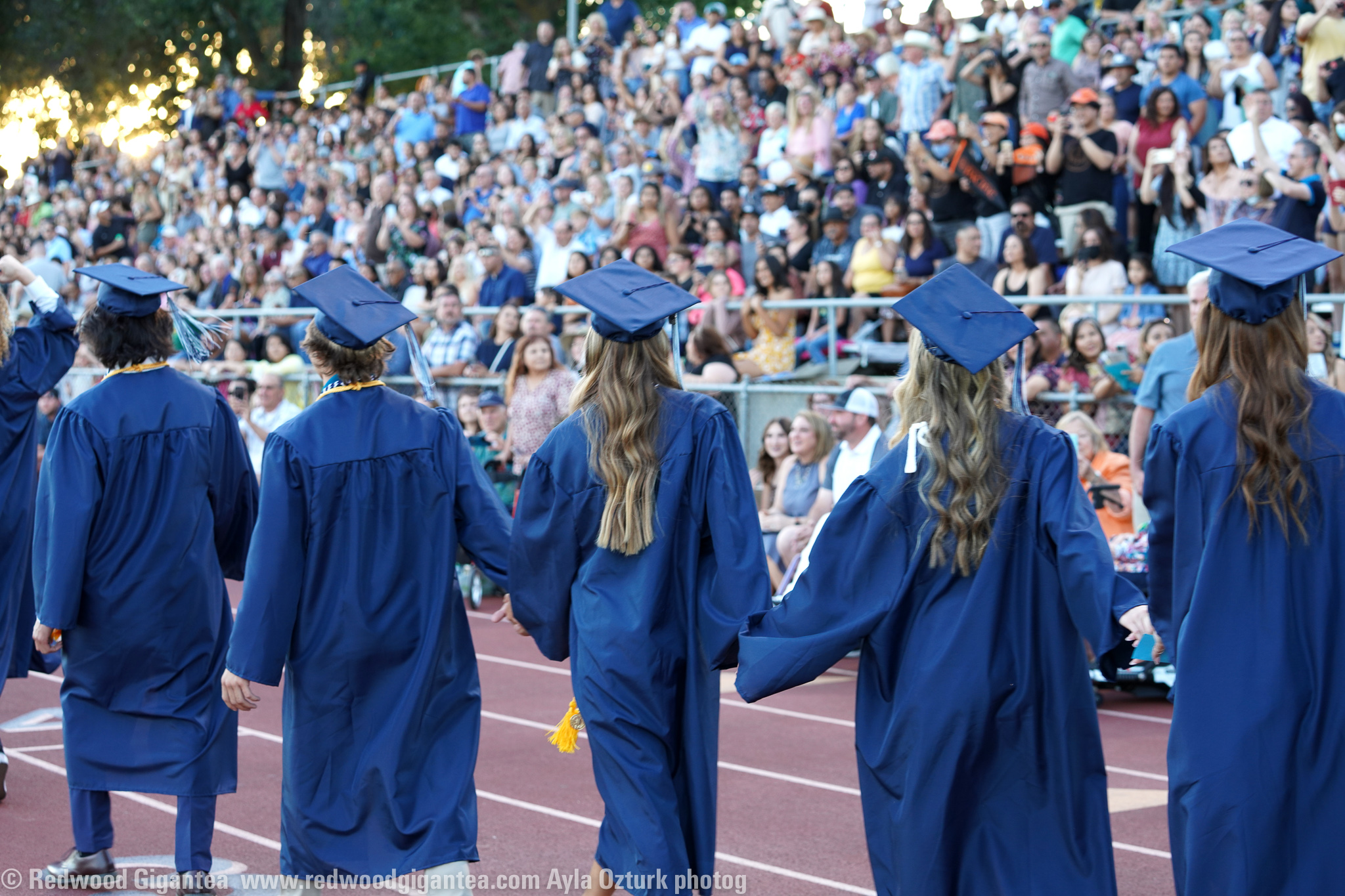 Redwood High School Graduates 540 seniors at first post-pandemic sit ...